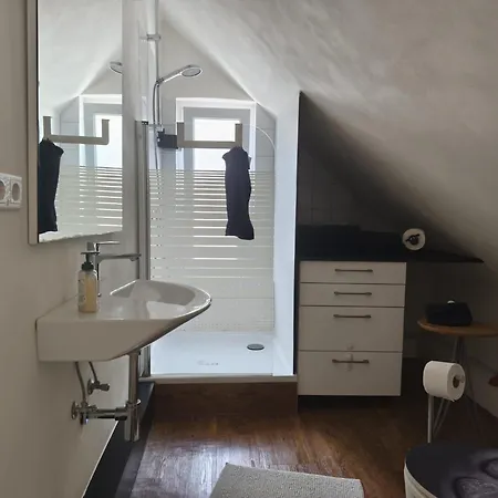 Statt - Individuelle, Gemuetliche Dachgeschosswohnung Zum Wohlfuehlen - Im Herzen Apartman *